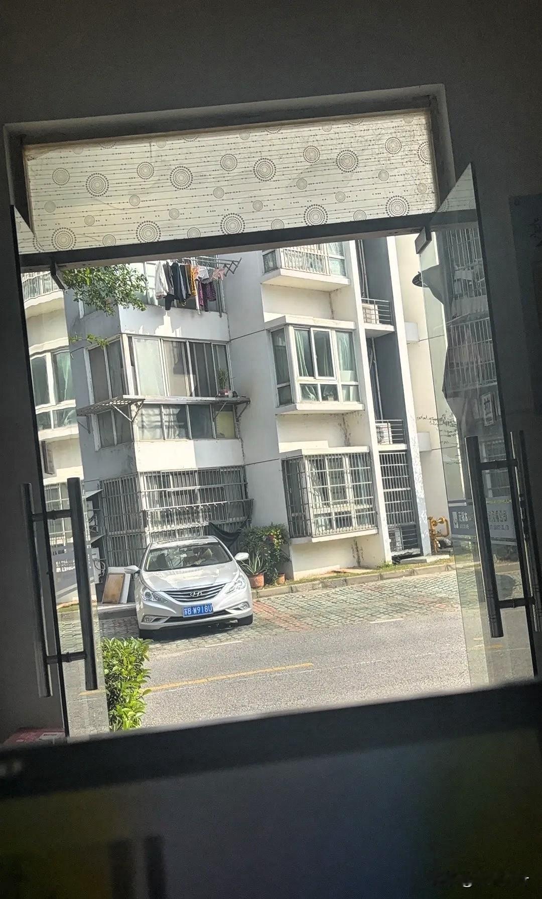 房贷倒挂，严重了！一百万的房子，首付30万掏空了大半积蓄，贷款70万，每月几千