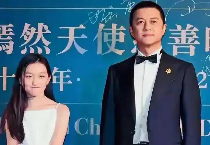 李亚鹏父女同框，李嫣惊艳蜕变近日，李亚鹏与女儿李嫣罕见同框，李嫣回国后的近照