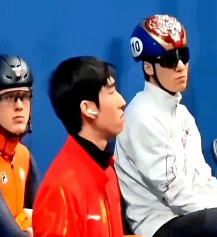 黄大宪又在偷瞄林孝埈，但这一次，领奖台上站着的却是他自己。膝盖带伤的黄大宪