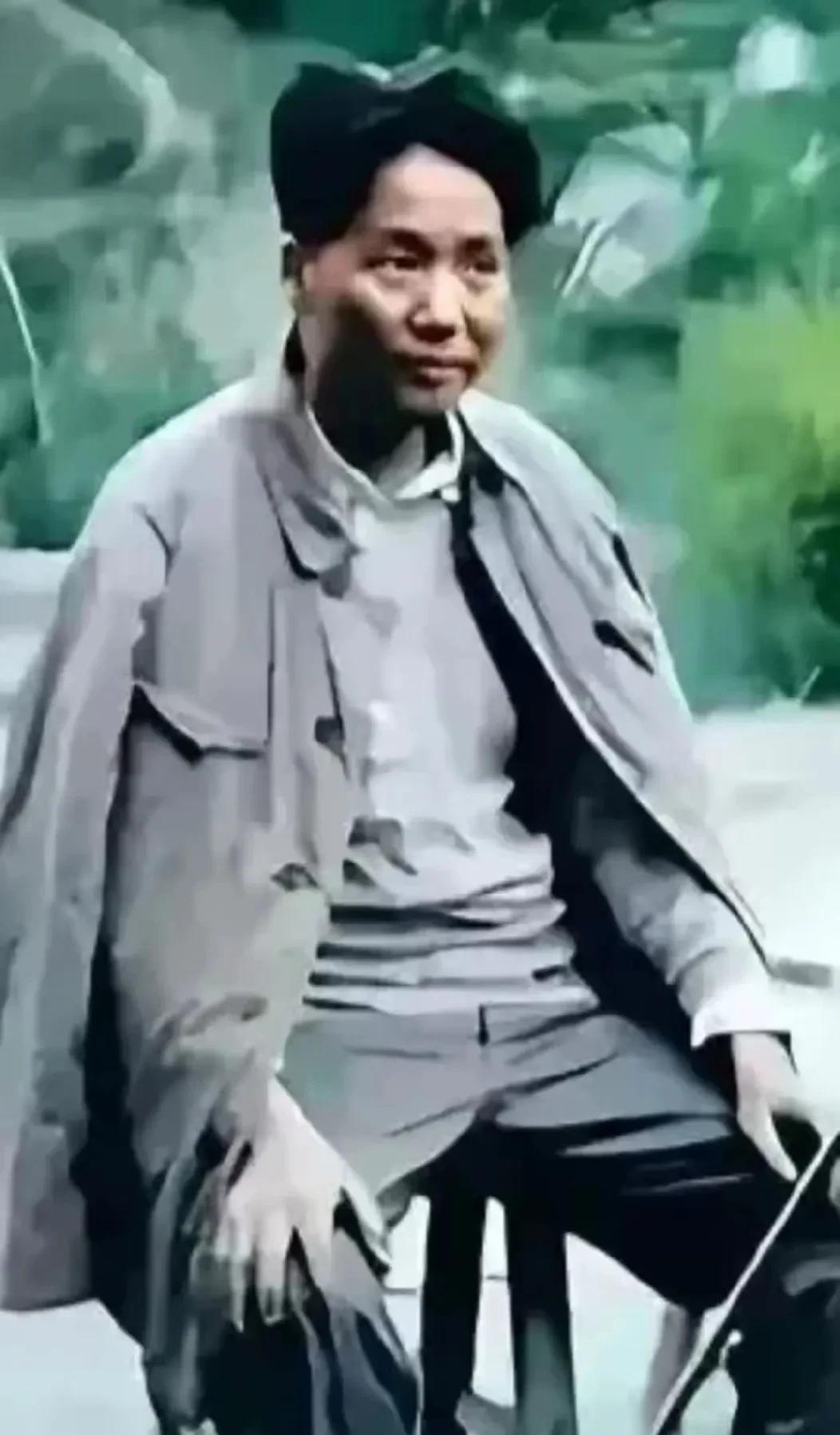 老人家的这张照片，我也是第一次看到，在我看来，这是一张非常珍贵的照片，凡是看到这