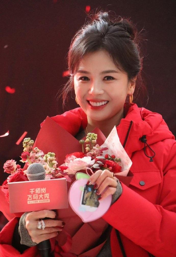 最近刘涛在出席时尚活动的时候搭配的好靓丽，看上去也特别的年轻，气质超好。她里