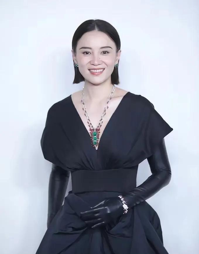 宋佳这一套黑礼服太有大女主气场！深V收腰黑色长裙，搭配个性长款皮手套，短发利落