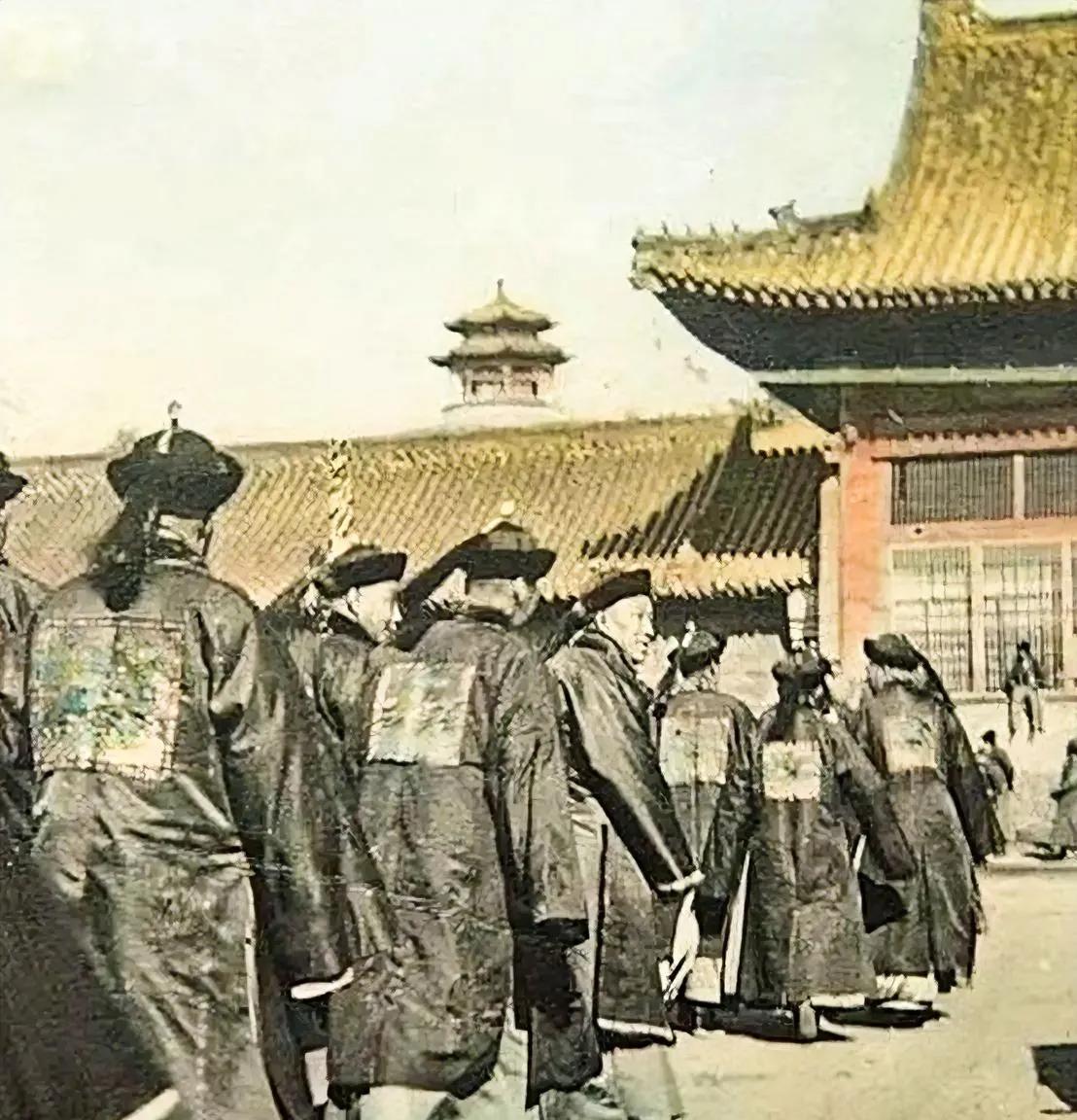 为什么清朝很少发生政变？因为清朝和其他蛮族王朝有一个显著的不同，那就是他们是少