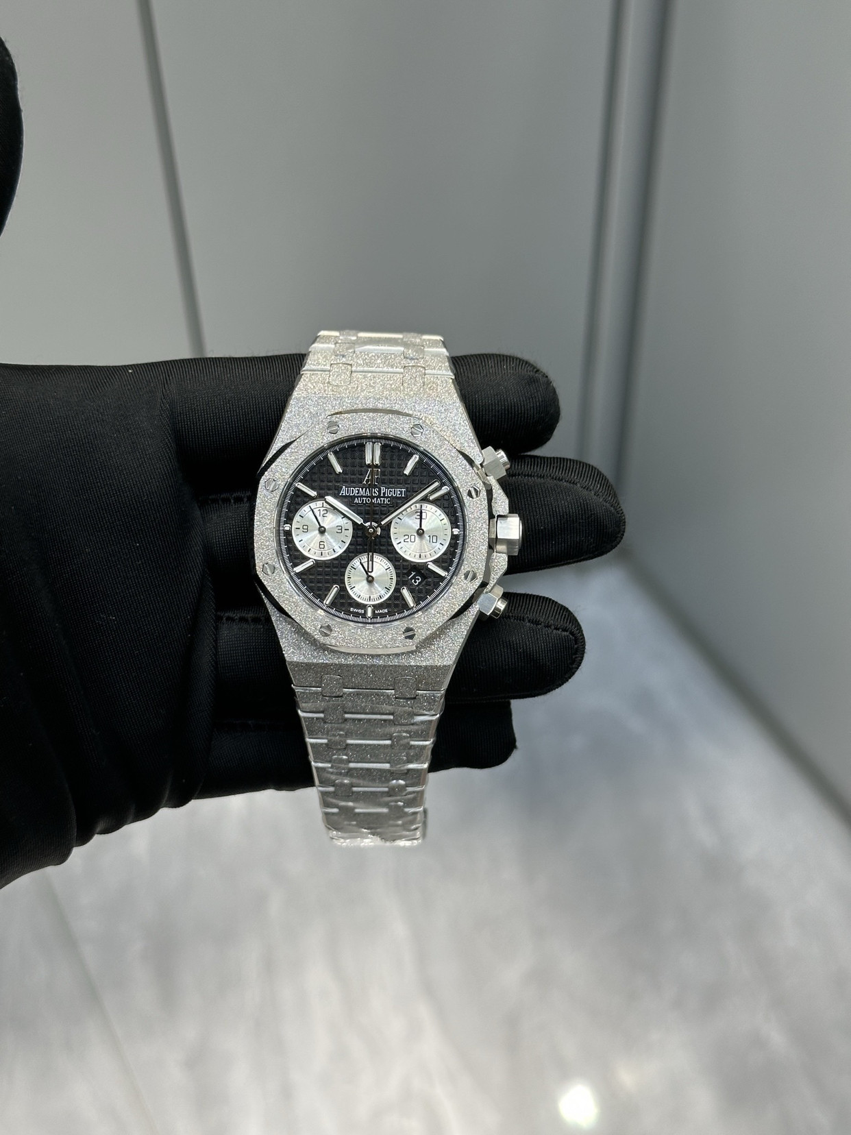 这表戴了两年，我依然会被它的光迷住朋友第一次看到我手腕时，愣了三秒。“你这表…怎么在发光？”我笑了。