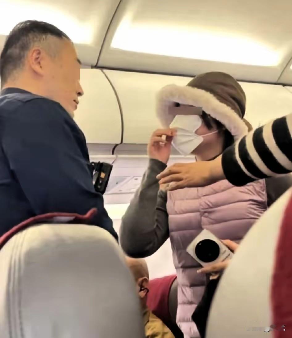 女子情绪失控大闹机舱引众怒‌近日，一名女子在飞机上与同行人员发生争执，情绪激