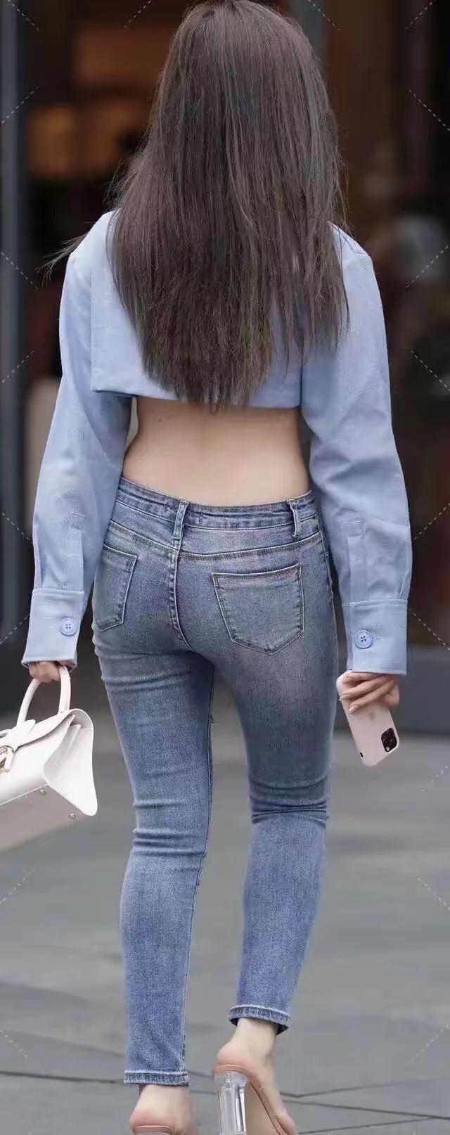 背对镜头，牛仔牛仔裤与蓝衬衫的搭配，简约又时尚！