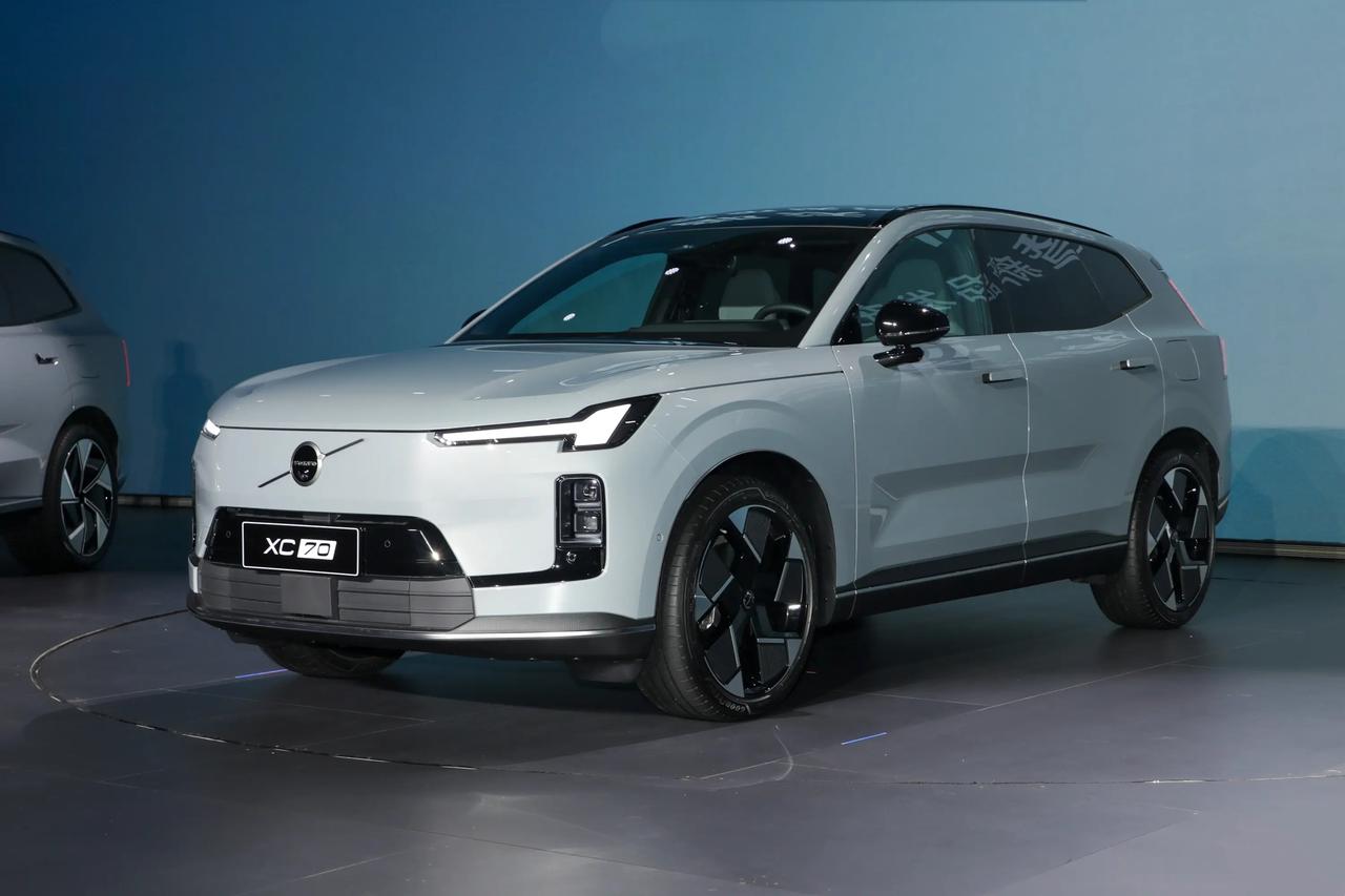 我觉得新款沃尔沃XC70适合有娃家庭👨‍👩‍👧它的辅助驾驶功能虽然相对中规