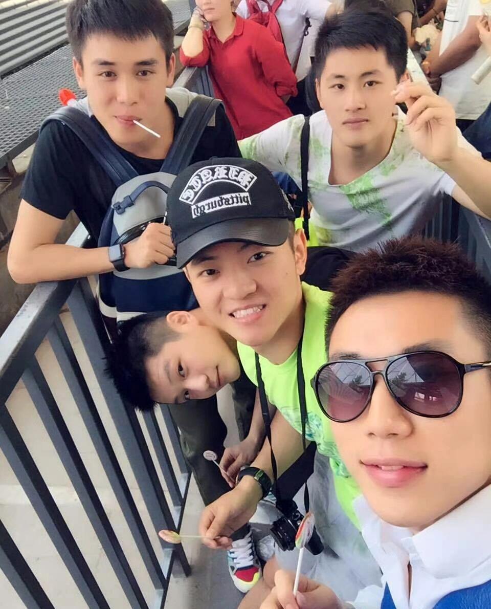 MLTTceo与樊振东一同观赛为巨人队加油！樊振东又变回合照时探头宝宝了！