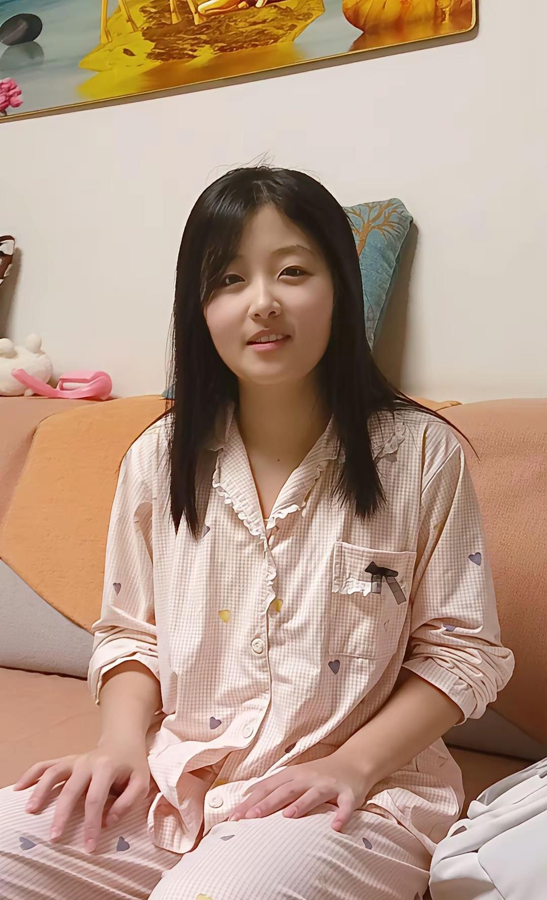 我表妹大学毕业两年，既没找工作，也没男朋友，亲戚们都说她是不是读书读傻了。刚毕业