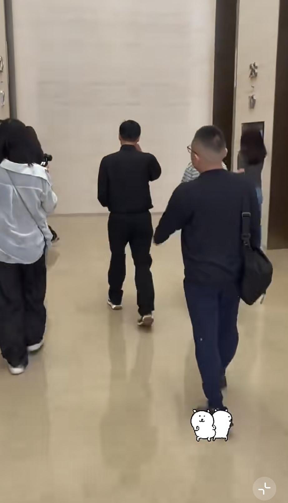 9月7日，谢霆锋到北京英皇公司上班，他又瘦又矮，和几个女生一边走一边说话，看着挺