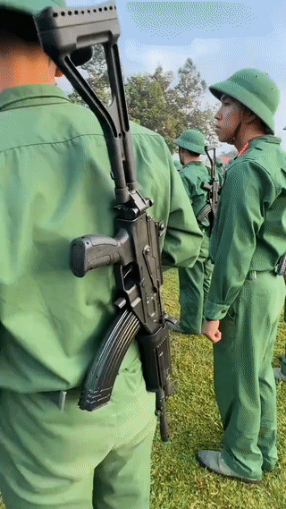 这些越南🇻🇳士兵身上背的究竟是什么步枪？看起来也不像是AK啊？越军士兵