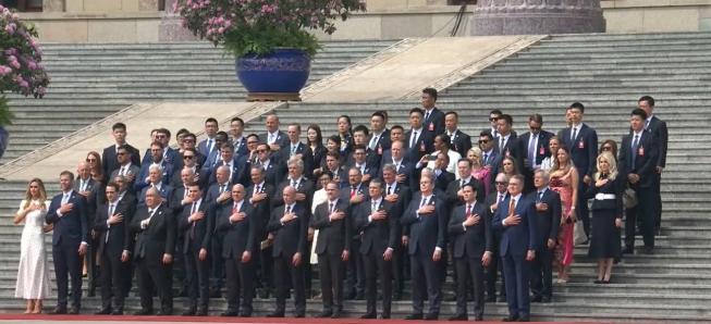 为啥美国精英一到中国就“正经”？不是装正经，是他们算得太明白！ 在美国敢怼天