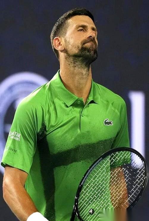 38岁的德约科维奇，在2026年澳网半决赛，已经被打到了悬崖边上。对面，是年轻