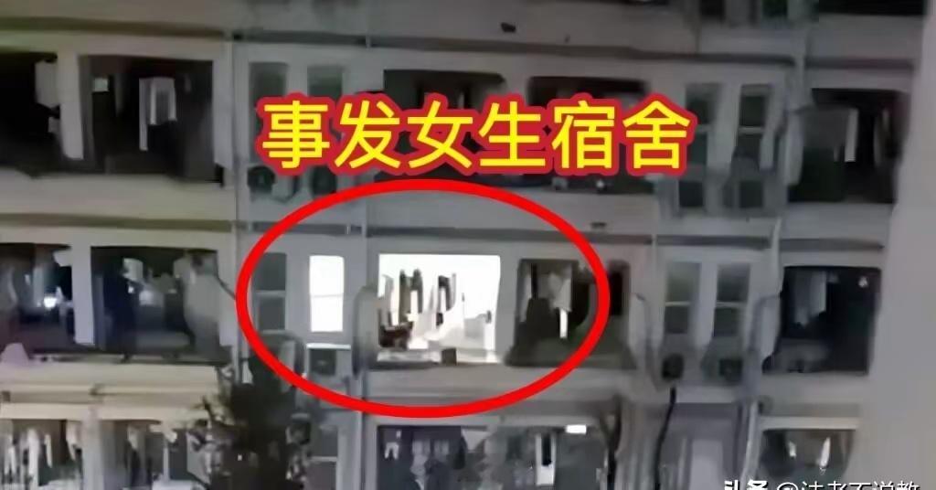 留学生深夜徒手爬楼闯入女寝三峡大学涉事留学生逃跑被抓翻墙入女寝留学生已被开除学籍