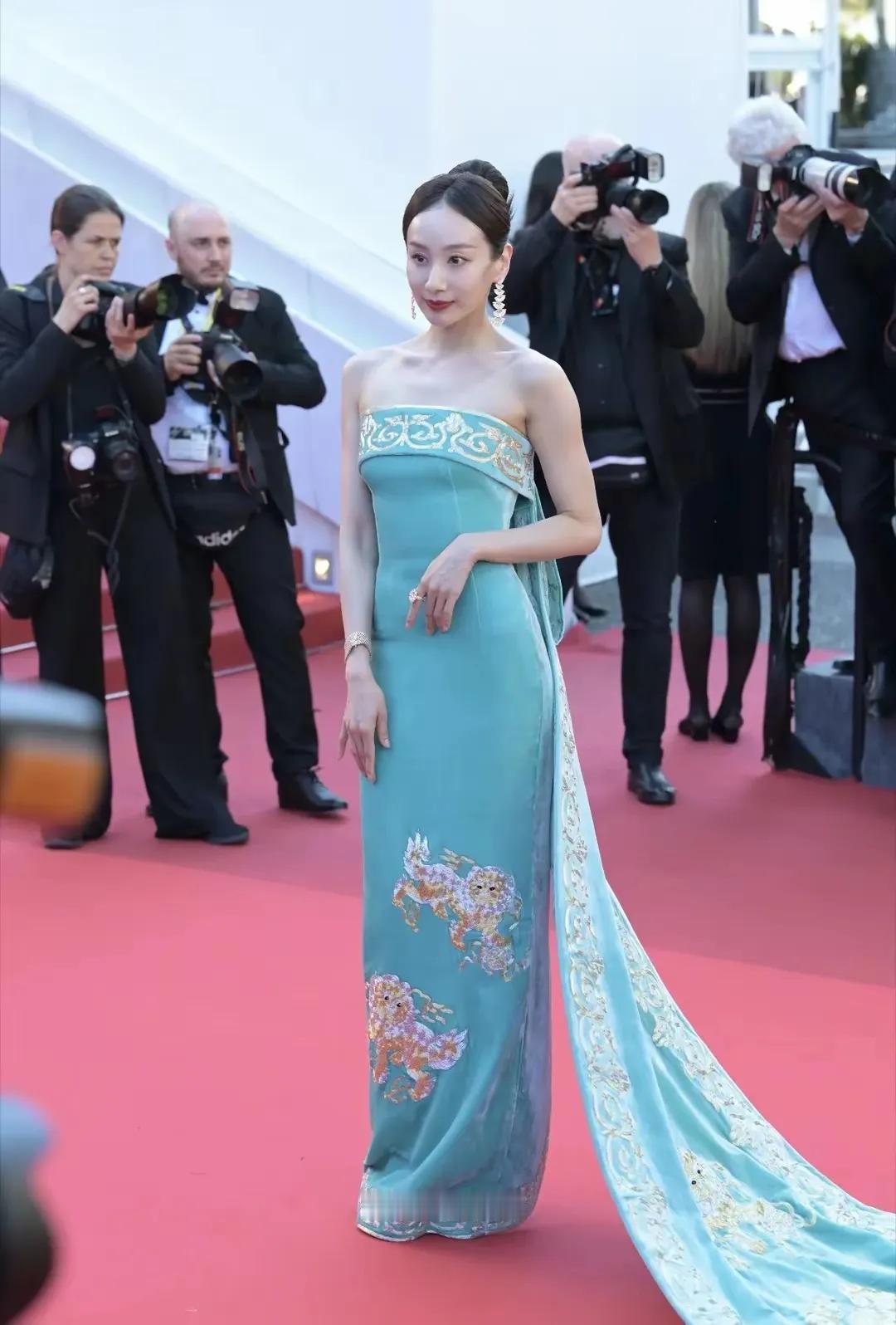 孟庆旸国风造型惊艳戛纳红毯！一袭华服搭配精致妆容，气质古典婉约，恰似从古画中走出