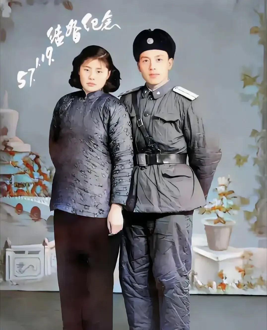 上世纪七十年代姑娘的择偶标准是“一干二工三学生，解放军后面再等等”。第一选择的是
