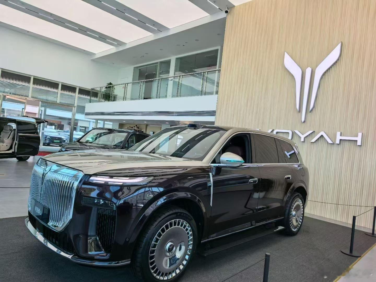 岚图泰山，实车很霸气啊。今天看群友说车机非常好用，甚至超过了……有机会我也瞅瞅去