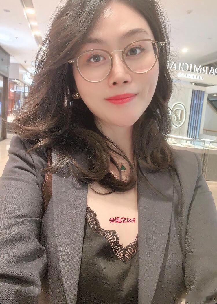 戴眼镜的迷人风韵美阿姨​​​
