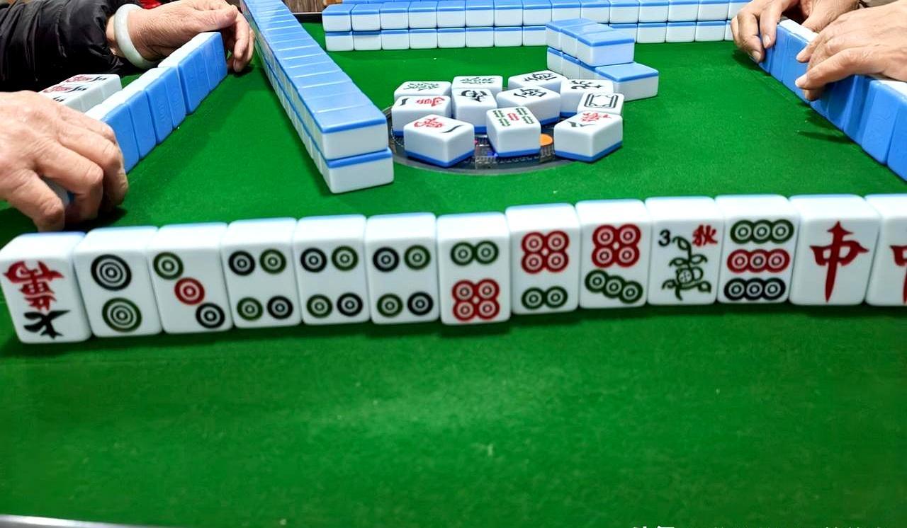 麻将桌上的“物理隔绝”：你越急，对手越稳，输得越惨