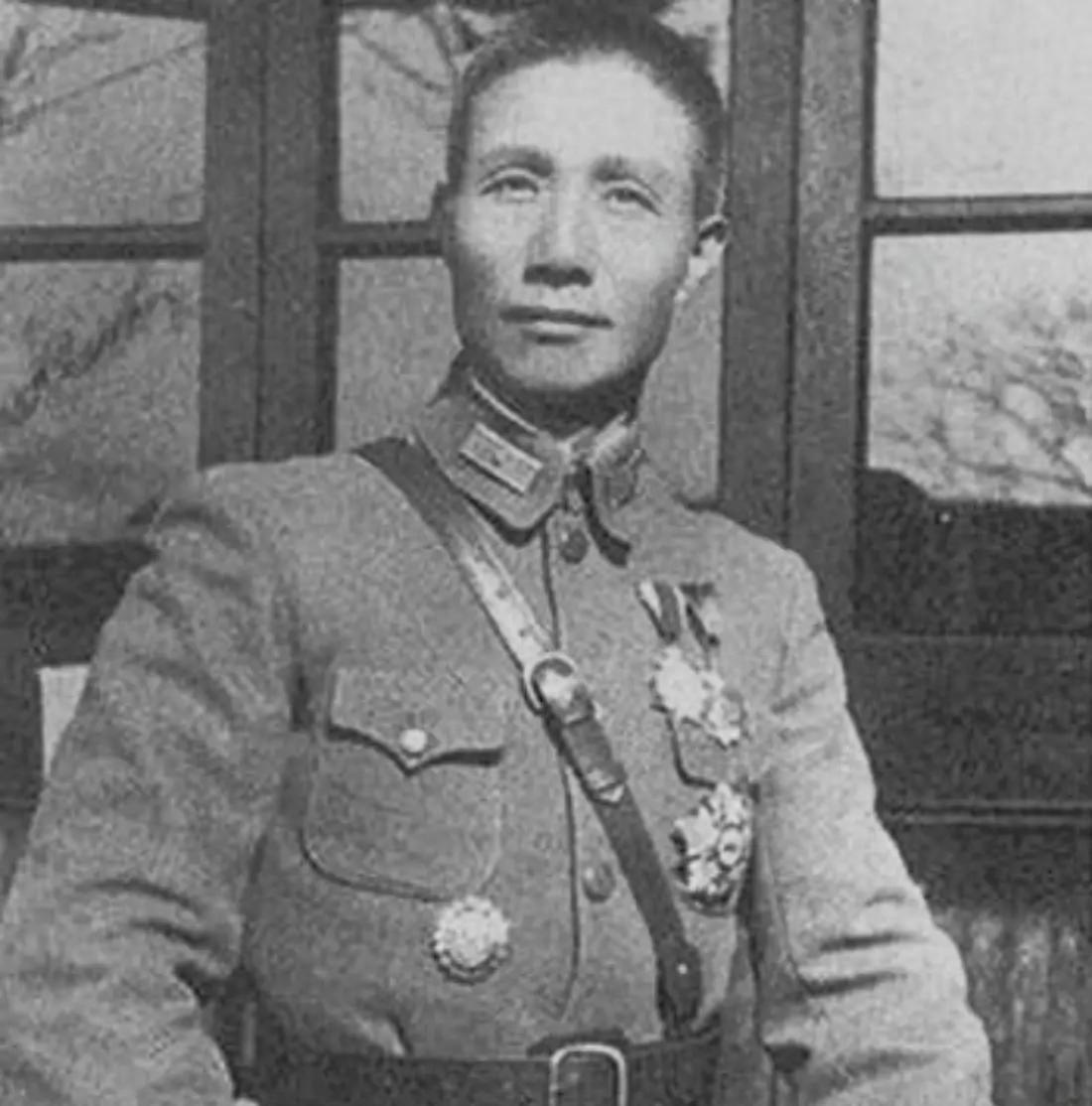 他是杂牌军将领，却深得老蒋信任，可为何晚年却又遭到老蒋抛弃此人不是黄埔嫡系