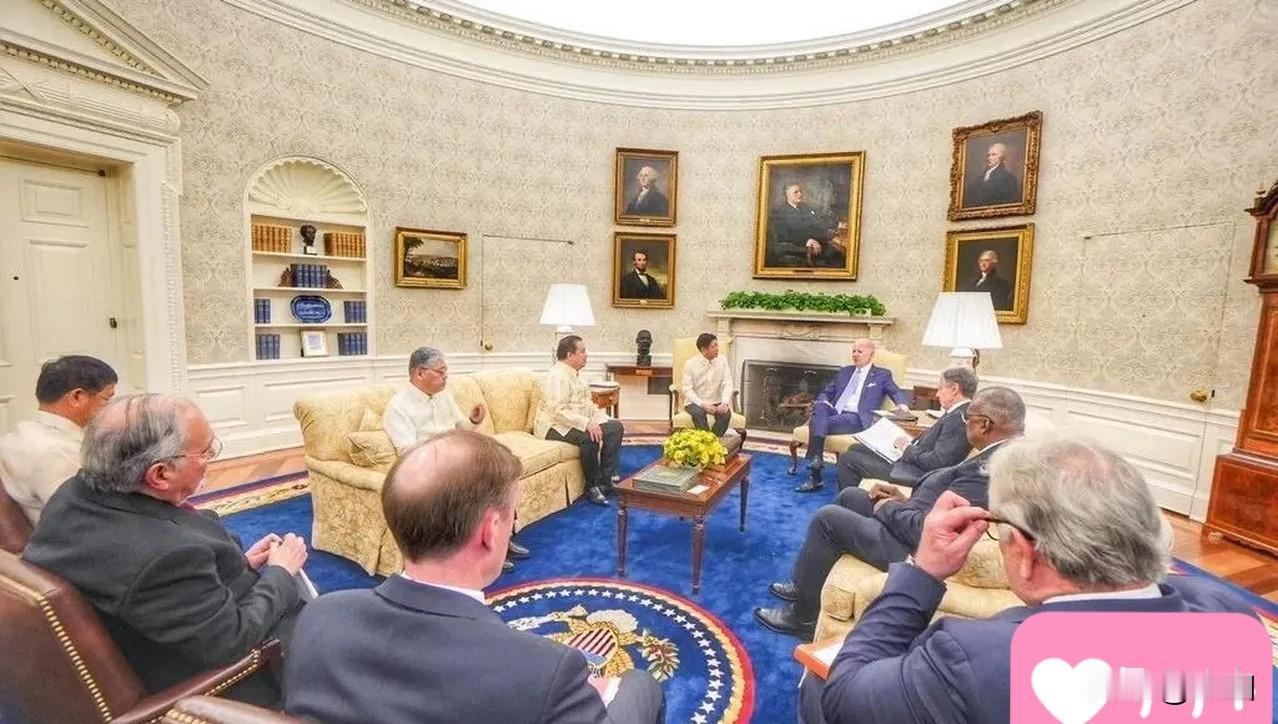 近日，菲律宾的十几名议员在镜头前肆意痛骂中国大使。骂完以后，中国给他们递去一张照