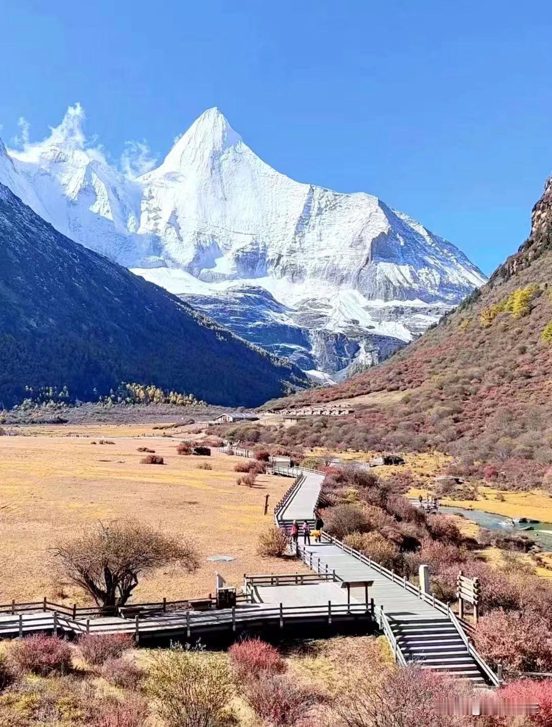 如果人的生命是一条长河，那么深秋的稻城亚丁便是这条河流中的一段静谧而悠长的时光