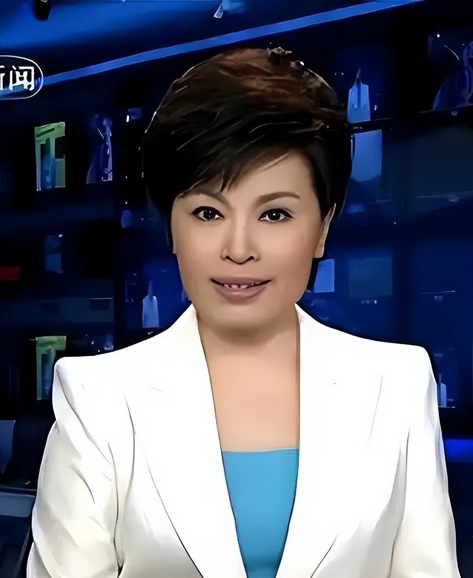 1998年，离直播只剩几分钟，央视主持人李瑞英却接到了儿子跳楼的消息。她当时整个