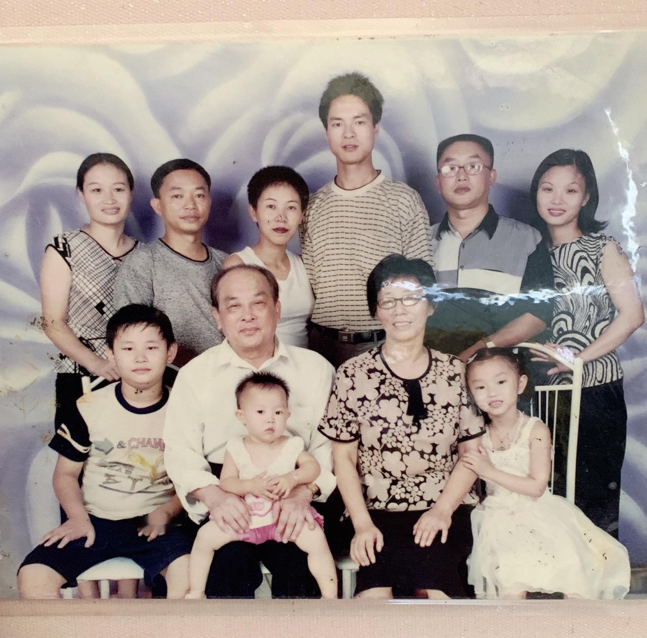 这是一张二十年前的全家福，本来是人生最幸福的事，可惜时间在变，父母已逝。但兄弟姐