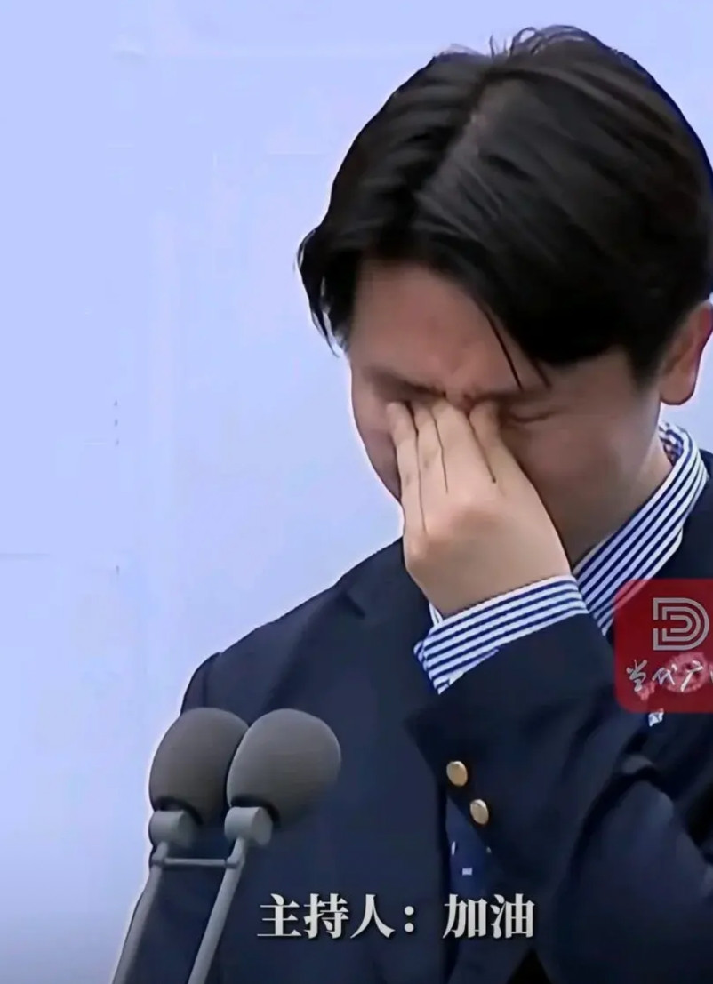 这段话其实是说给天上的初恋女友听的，那是个生命已逝，却依然能为另一个生命赋能的年