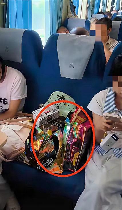 终于弄清楚了！为什么那两个小姑娘，宁可被骂也不让那个空座，原来她爸多买一张票，根