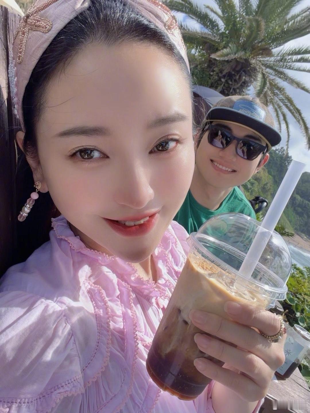金莎今天晒的，是上完声乐课跑去约会的日常——配文"事业爱情两不误，我的刀盾。"