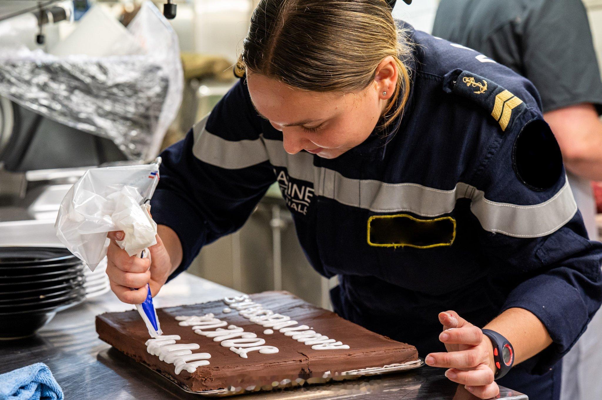 美航母士兵回应午餐仅碎肉和玉米饼美航母上，船员吐槽食品供应不足。法国网友在社交