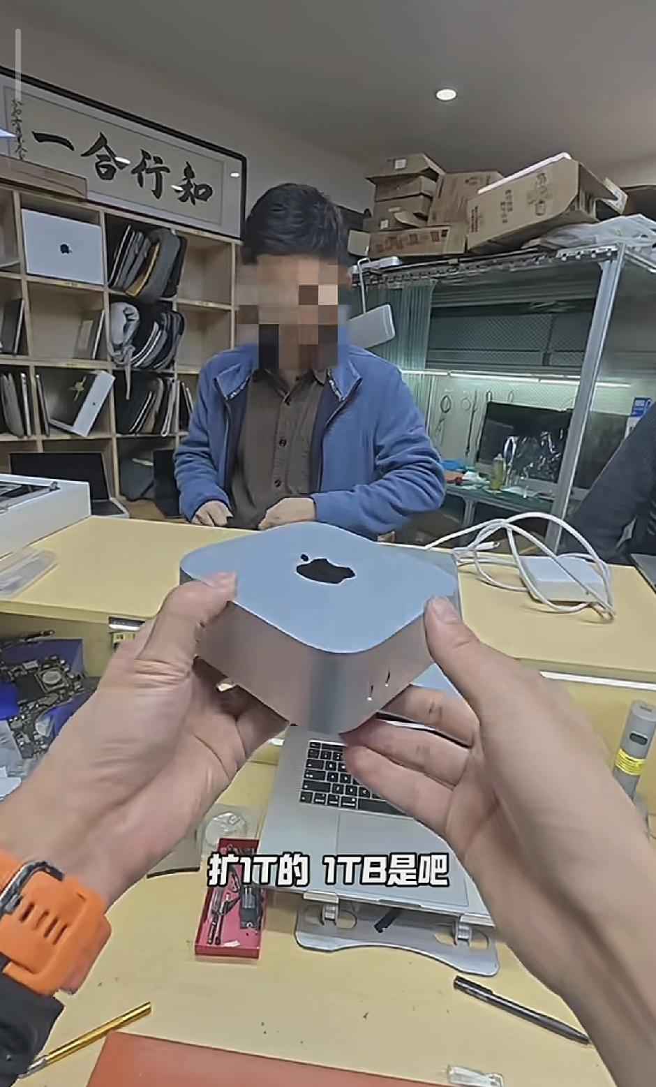 苹果的笔记本或者是台式机内存或者硬盘都非常的贵，从256升512或者升1t的要1