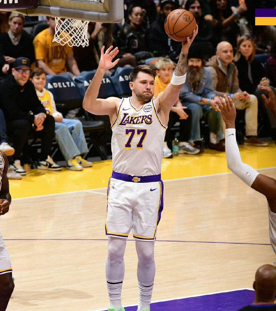 东契奇谈湖人全队对周六雷迪克那番尴尬言论的回应：“我觉得我们全队的拼劲非常足。