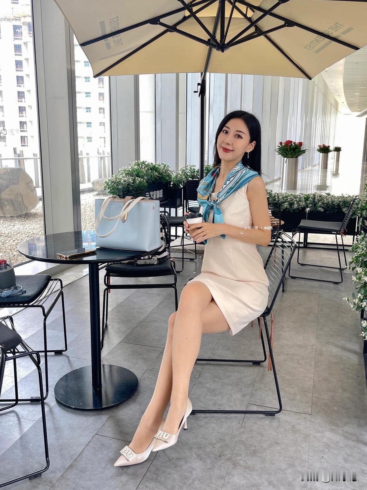 领导的穿搭|拿捏夏日通勤风~月末会议就要穿的足够正式啦率性舒适通勤的连衣裙