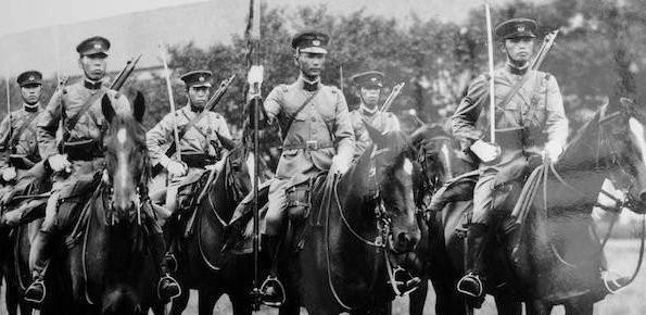 抗战时期的日军骑兵非常厉害，经常打得我们措手不及。当年面对那些骑着高头大马的