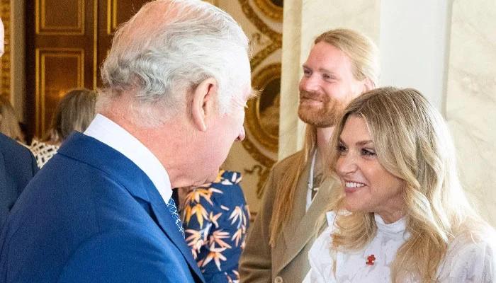 英国主持人自爆“社死”现场：烩饭糊国王一脸，人摔进国王怀里！英国主持人安娜·威