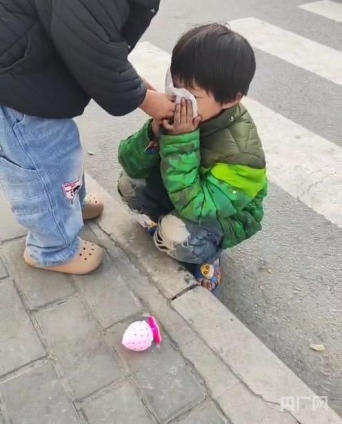 最近，陕西西安那个寒冬穿拖鞋捡食的8岁流浪女孩引发了社会关注。好多网友看到报道后