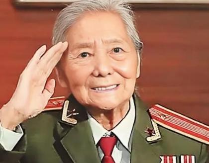 1979年，中国女翻译刘禄曾走进纽约一家餐馆，还没等她点完菜，就察觉到斜对面坐着
