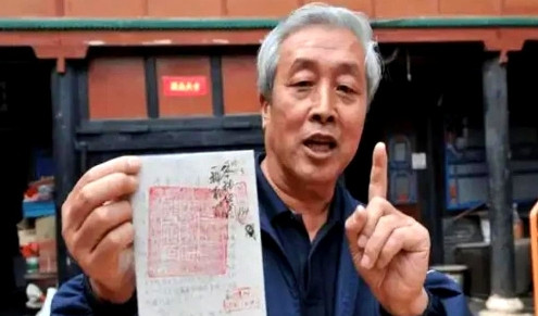 1996年，山西一名中年男子去旧货市场淘书，突然，他被旧书中滑落的几张泛黄的纸片