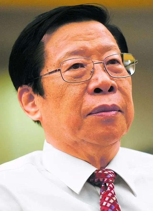 1993年，时任中央电视台台长的杨伟光，在没有上报的情况下，在《新闻联播》之后插