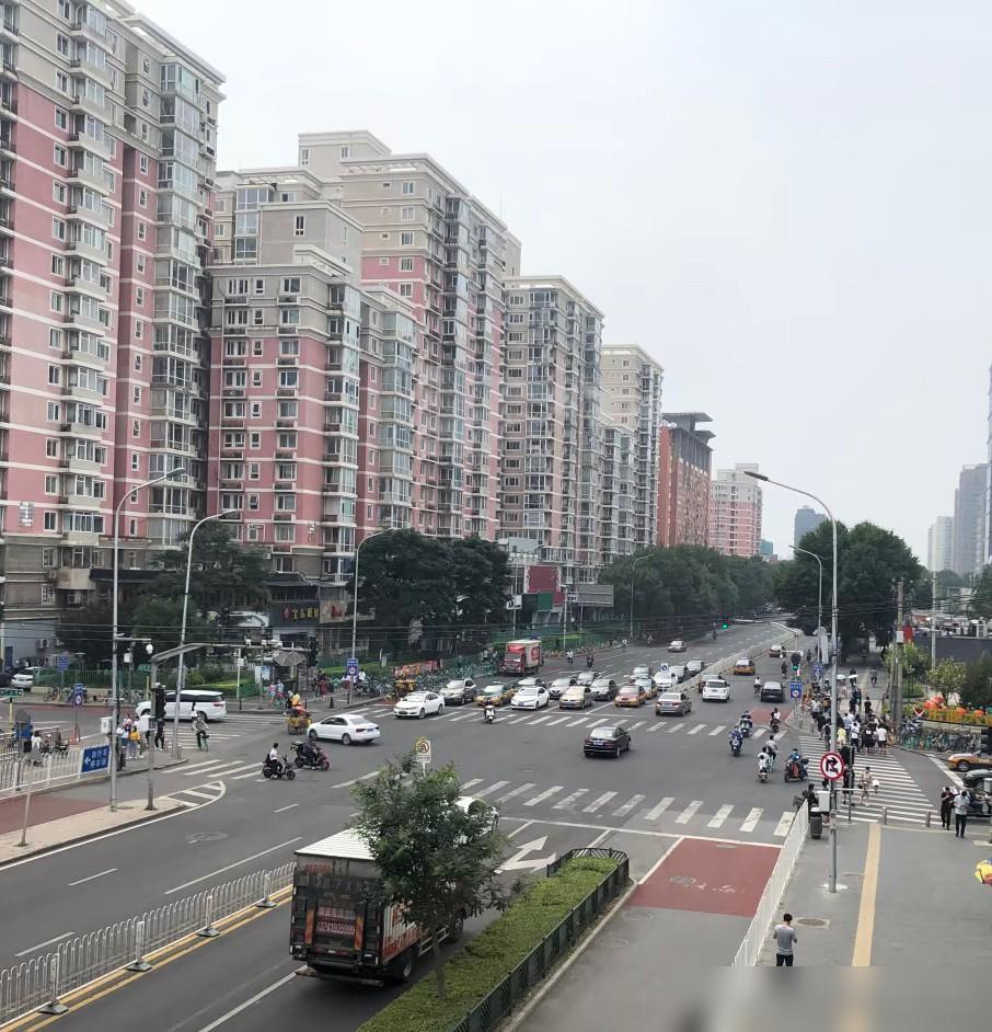 婆婆是个胆子特别大的人。早上，吃饭时，婆婆说了句:我打算把楼下的房子买过来，你们