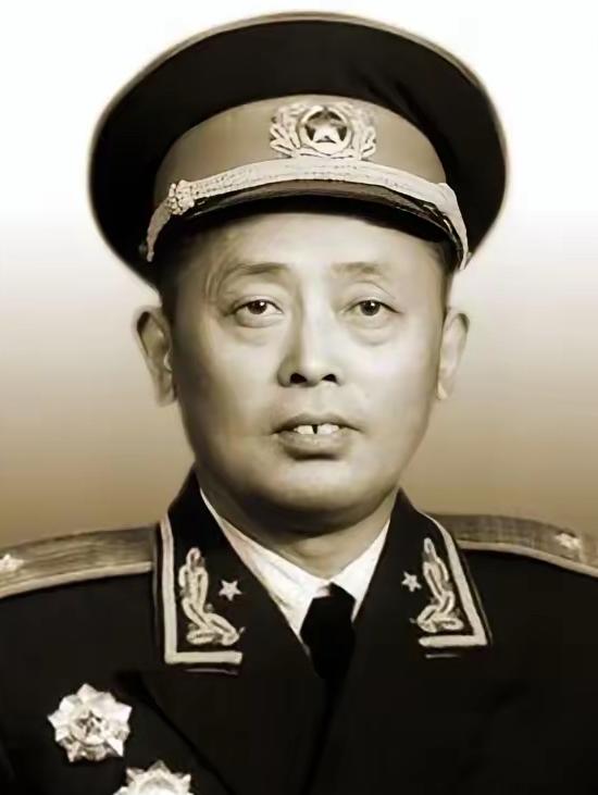 1948年，黄维被俘后，陈赓前来探望这位黄埔老同学，黄维说：“你手下有个旅长很了
