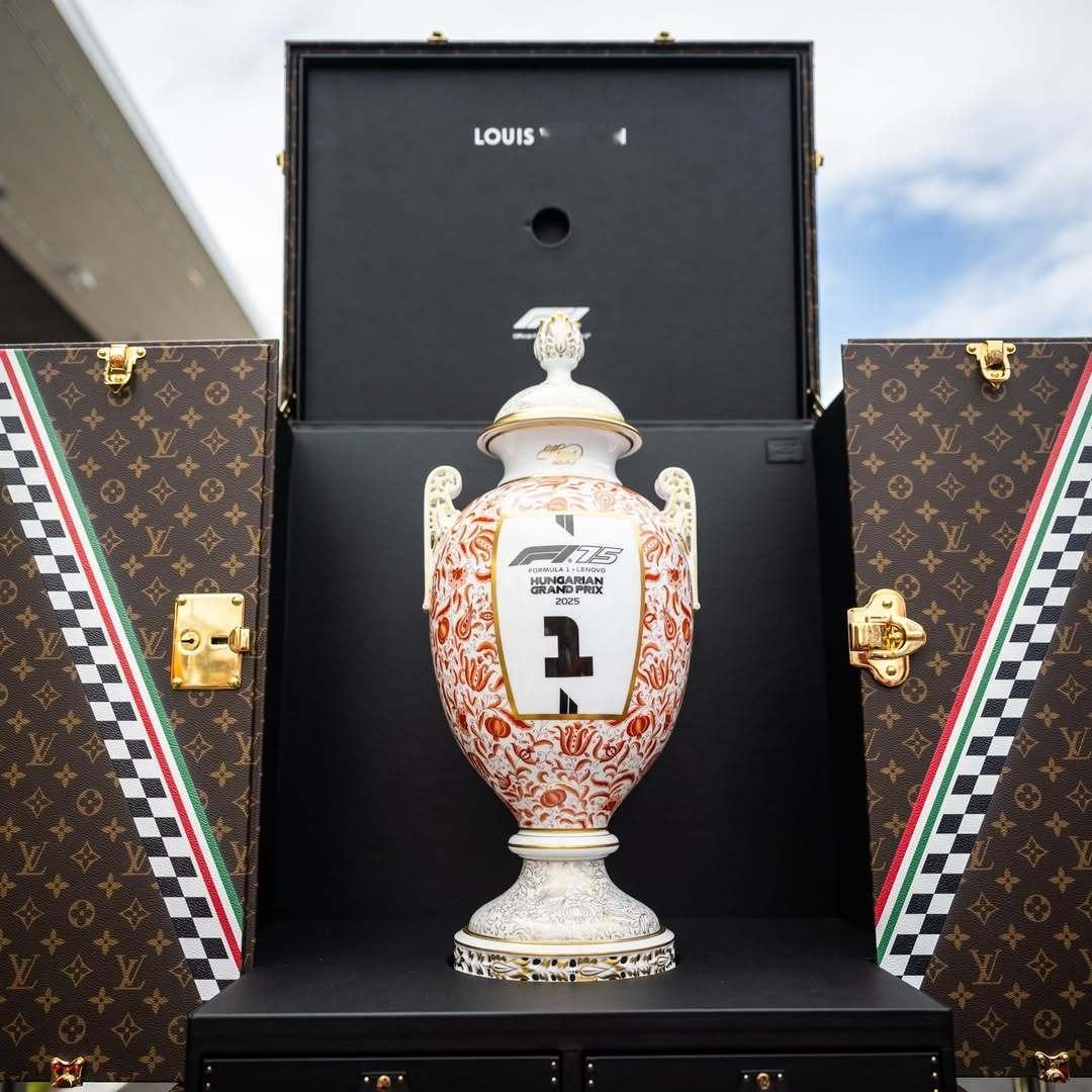 今年匈牙利大奖赛官方奖杯供应商依然是当地的赫伦瓷器厂。F1奖杯的设计基于赫伦的标