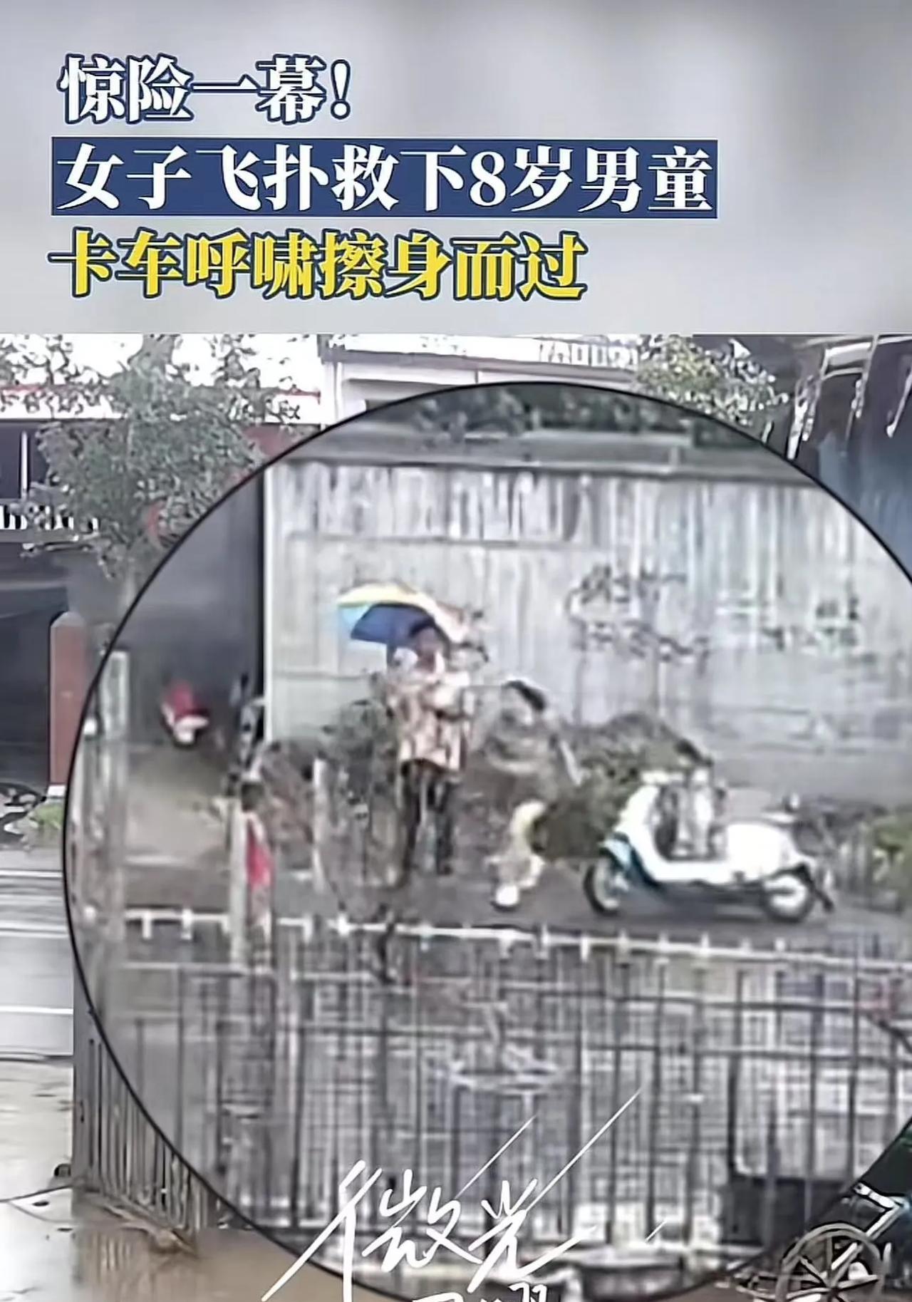 真英雄，从不穿斗篷！河南漯河，34岁妈妈骑车带娃回家，路边突然窜出一名4岁男童冲