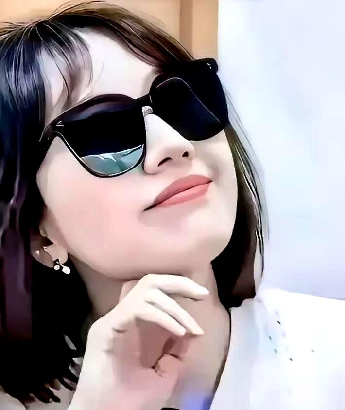 曾主任去了香港。由于受够了舆论的伤害，受够了同行的围观，曾主任直接去了香港。