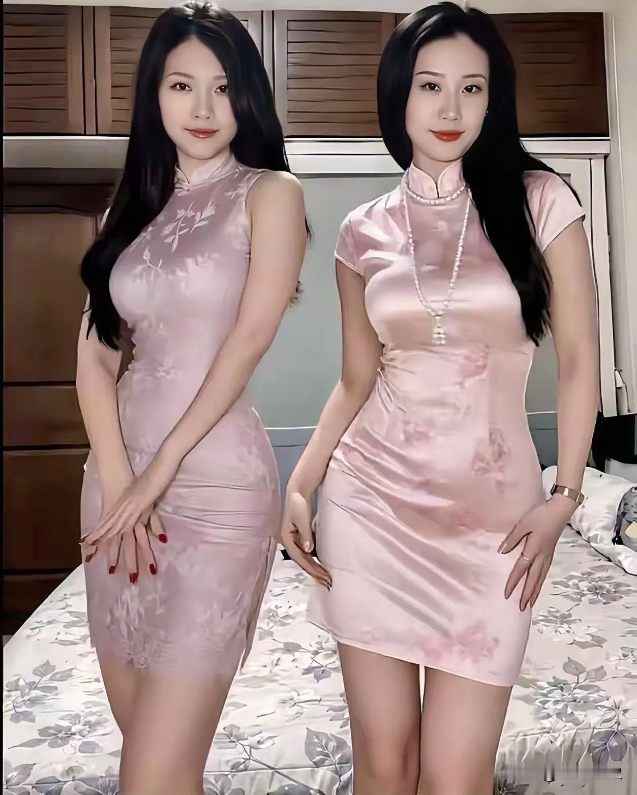 一袭粉旗袍，两代东方韵味；分不清谁是妈妈，谁是女儿。