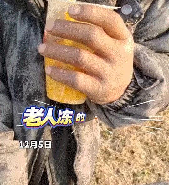 河南郑州，一女子早上上班时，在路边遇到了一名大爷扶着三轮车在那瑟瑟发抖，而大爷见