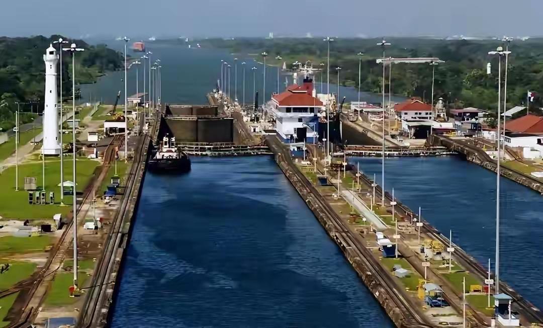 巴拿马这回算是踢到铁板了。最高法院刚以"违宪"为由把中国两座港口的合同判了死刑，