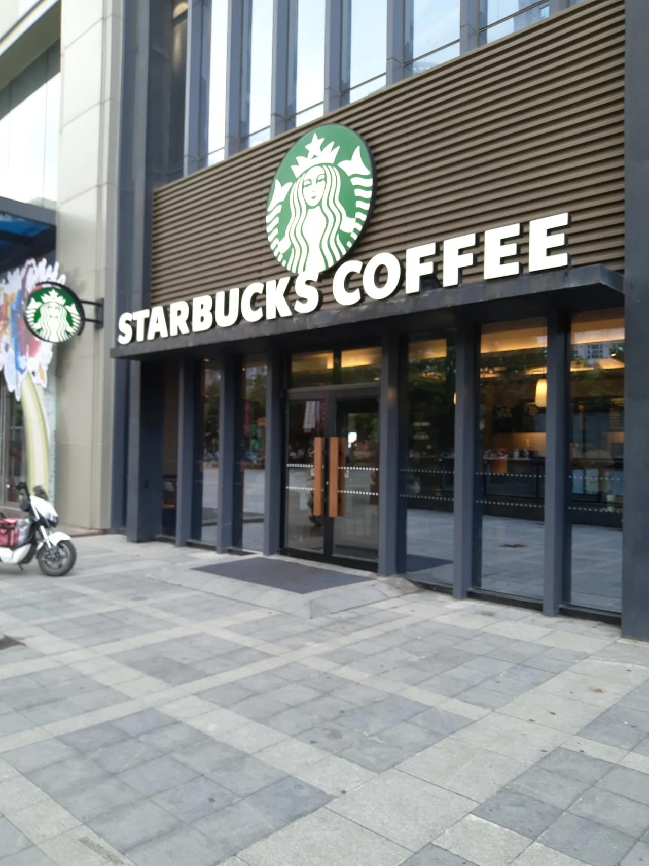 我先问你一个问题：一杯成本只有3块钱的咖啡，凭什么卖30块？答案很简单：